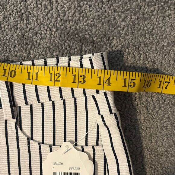 NWT Alter’d State Black and White Striped Shorts. Size 7 - Picture 5 of 8